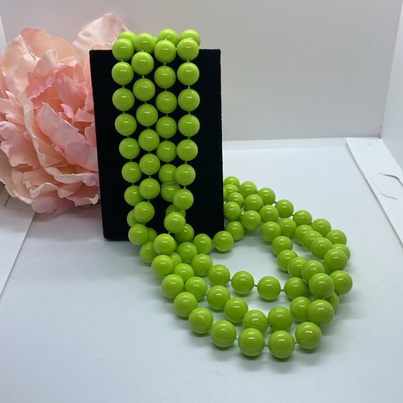 Vintage long strand bright green necklace & clip earrings set - Picture 3 of 8